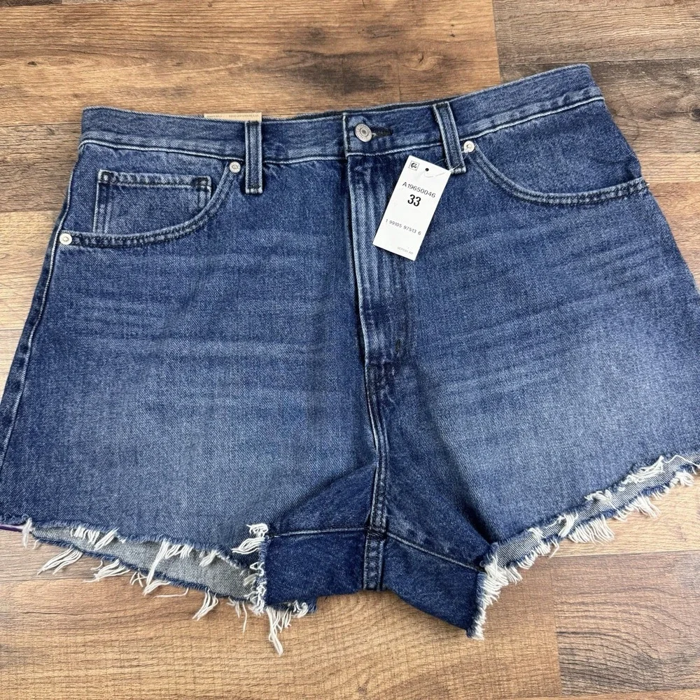 NWT Levi's Women's High-Waisted Denim Mom Shorts Size 33 Medium Wash